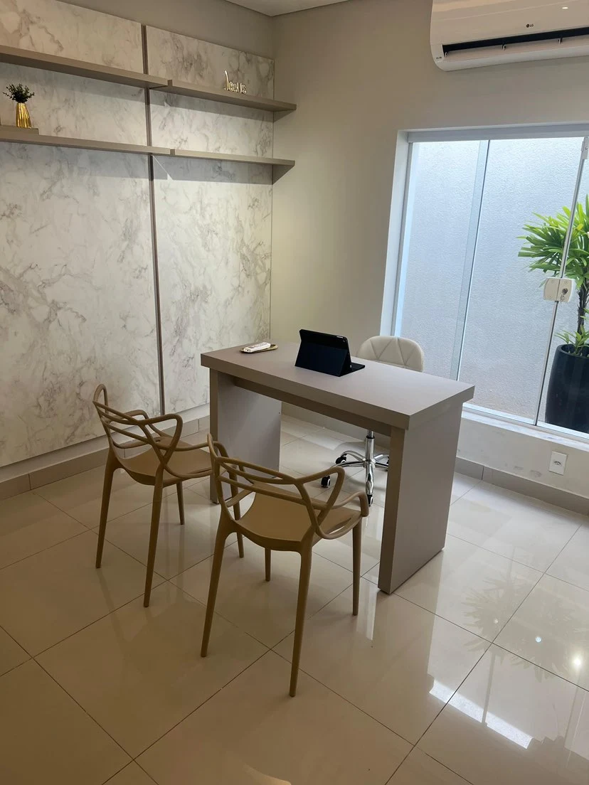 Consultório real do Instituto Maredris com mesa, cadeiras e iluminação natural